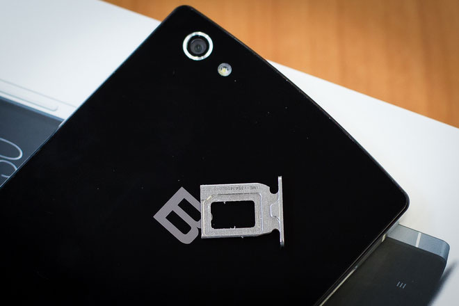 Mở hộp Bphone - smartphone cao cấp của Việt Nam Máy không có khe cắm thẻ nhớ trong khi khay SIM dạng nano, nó được làm bằng kim loại và khắc thông tin IMEI riêng từng sản phẩm