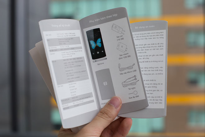 Mở hộp Bphone - smartphone cao cấp của Việt Nam Sách hướng dẫn sử dụng được làm vừa bằng chiếc Bphone với thông tin chi tiết về cấu hình và phụ kiện