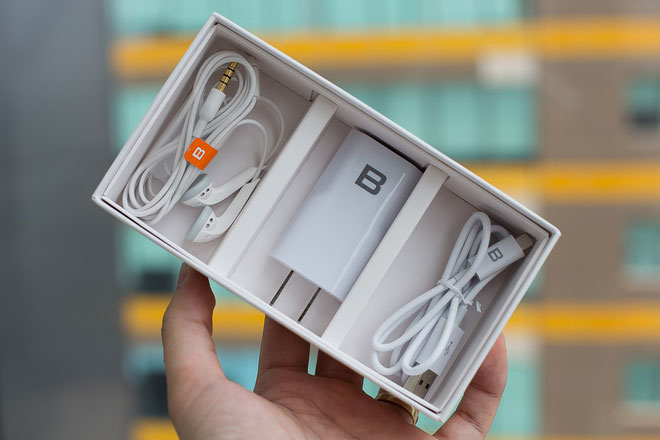Mở hộp Bphone - smartphone cao cấp của Việt Nam Phụ kiện sẽ có tai nghe dạng thường, cáp microUSB và củ sạc