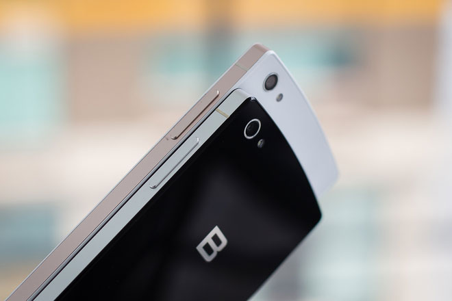 Mở hộp Bphone - smartphone cao cấp của Việt Nam Bphone bản 64GB có nhiều lựa chọn nhất về màu sắc với mặt kính đen hoặc trắng, viền màu bạc hoặc vàng Champagne (mặt kính trắng)