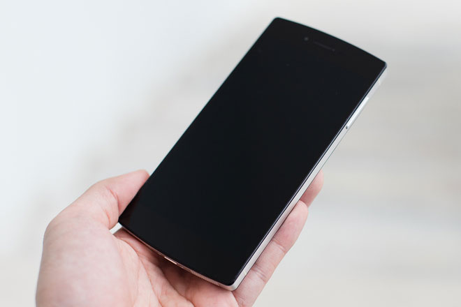 Mở hộp Bphone - smartphone cao cấp của Việt Nam Có khung viền kim loại như thiết kế của iPhone 4 hay 4S, nhưng cảm giác cầm Bphone dễ chịu hơn nhờ phần viền bo nhẹ ở các mép khiến máy không cấn tay