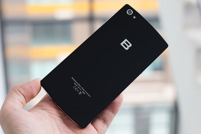 Mở hộp Bphone - smartphone cao cấp của Việt Nam Mặt lưng của Bphone đơn giản nhưng trông sang với logo B màu bạc nằm chìm dưới lớp kính cường lực