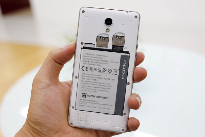 Nắp lưng có thể tháo rời để gắn sim và thẻ nhớ