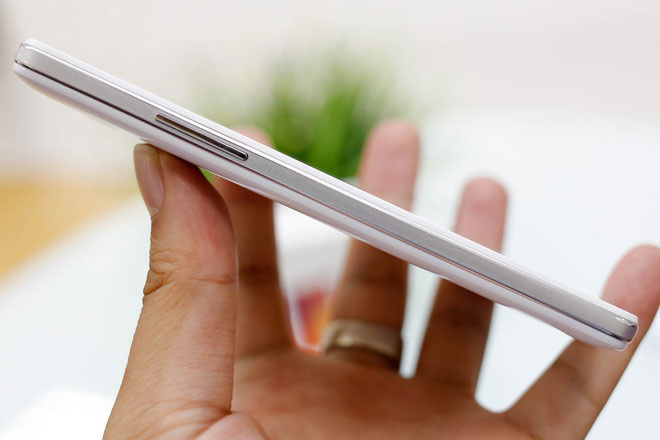 Máy được trang bị chip xử lý 4 nhân của MediaTek tốc độ 1,3 GHz, RAM 1 GB và bộ nhớ trong 4 GB có thể mở rộng bằng thẻ nhớ