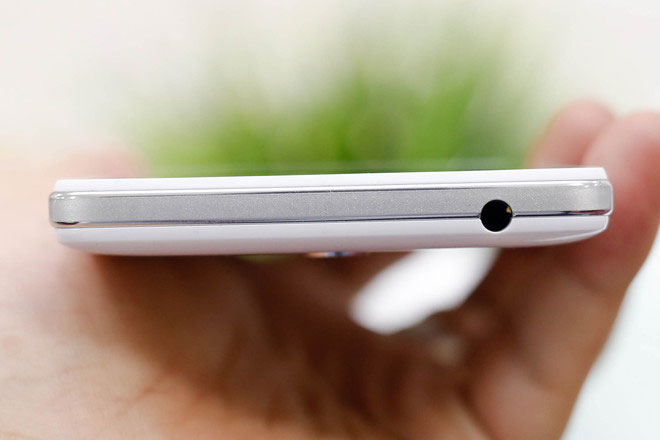 Giắc cắm tai nghe bố trí ở đỉnh máy.