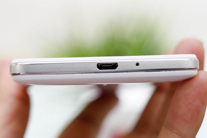 Cổng sạc và micro ở phía dưới.