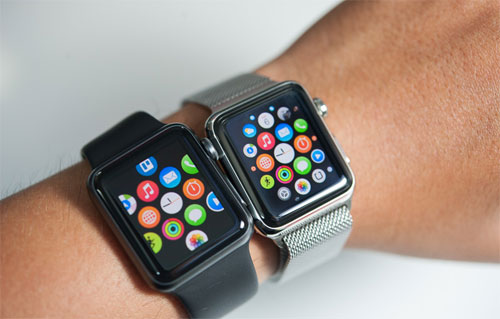 Cả hai chiếc đồng hồ này đều là bản 38mm, bên trái là màu nhôm đen con bên phải là thép sáng