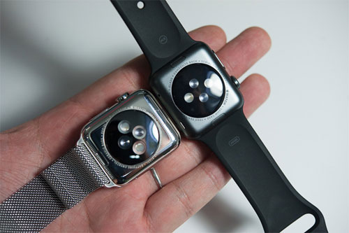 Mặt sau, bản thép làm từ gốm còn bản nhôm là nhựa composite