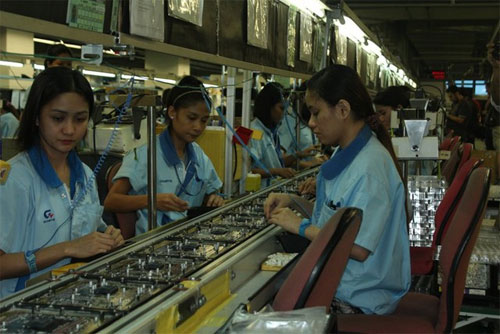 Chuyển xuống khu vực tầng 5, đây là khâu lắp ráp bằng tay