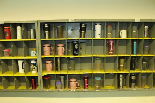 Kệ để bình trà của các nhân viên trong nhà máy