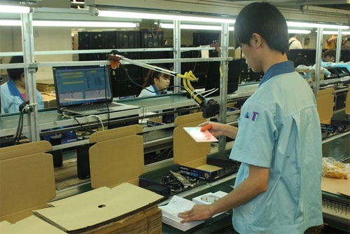 Nhân viên có nhiệm vụ đặt sách hướng dẫn và đĩa driver vào mỗi hộp sản phẩm