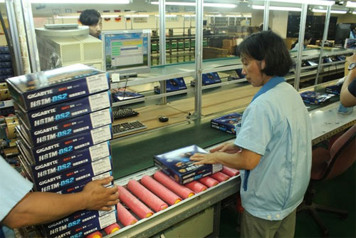 Hộp sản phẩm này đang được dán tem