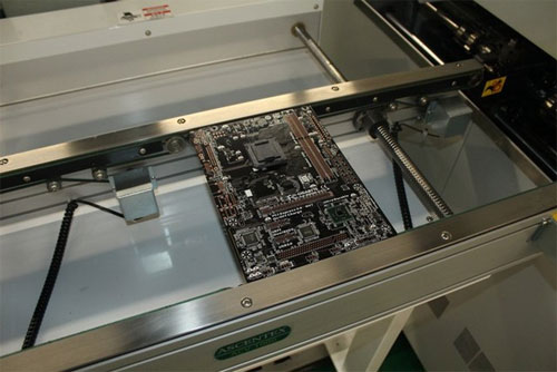 Đây là một bảng mạch in (PCB) nằm trên băng chuyền