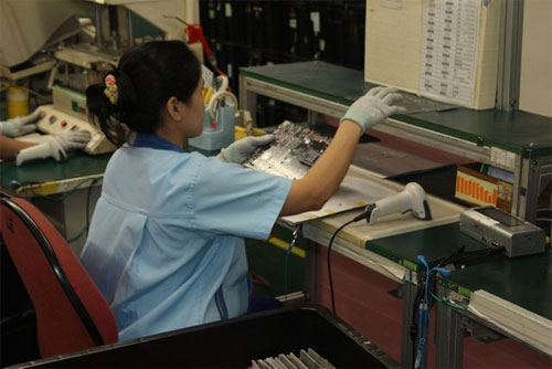 Ở cuối băng chuyền, các nhân viên sẽ có nhiệm vụ kiếm tra lại các chi tiết bảng mạch in