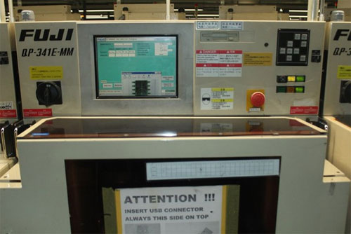 Đây là chiếc máy có nhiệm vụ "dán" tất cả các chi tiết lên bảng mạch với tốc độ khá nhanh