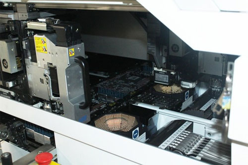 Nhìn cận cảnh quy trình dán bề mặt SMT