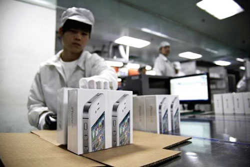 Công nhân làm việc trong nhà máy lắp ráp iPhone