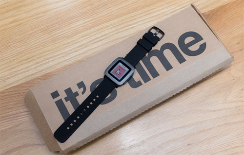 Cảm giác đeo Pebble Time vào rất thoải mái và dễ chịu vì mặt dưới của nó được bo tròn để ôm nhẹ lên cổ tay, kích thước mỏng, trọng lượng nhẹ