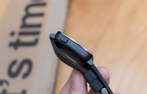 Nút bấm ở cạnh bên của Pebble Time