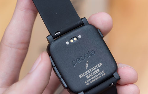 Mặt dưới của Pebble Time Kick Starter