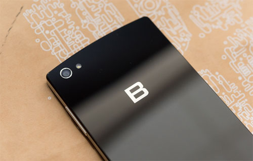 Mặt lưng với logo Bphone