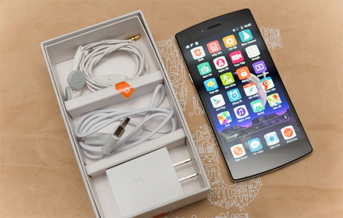 Các phụ kiện nằm bên trong có sạc nhanh, dây microUSB và tai nghe