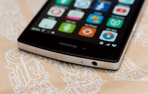 Phần tai nghe được bọc nhựa ở trong để chống làm toe đầu khi cắm rút quá nhiều