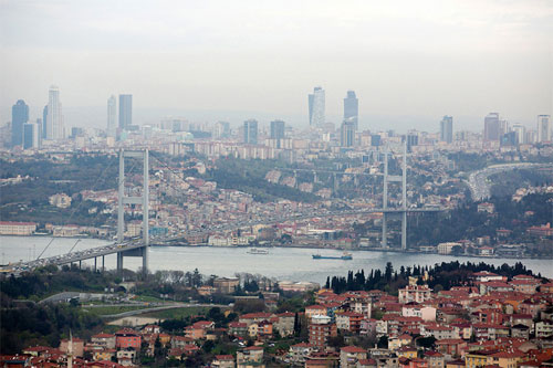 Thành phố Istanbul với phần lục địa phía trên hình là thuộc châu Âu, phía dưới là châu Á​