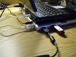 Với 160.000 đồng, chiếc đế tản nhiệt cho laptop đồng thời là USB hub bổ sung khe cắm cho laptop.