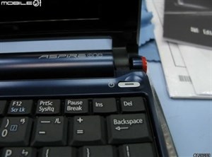 Bên trong và ngoài của laptop nhỏ Acer Aspire One 