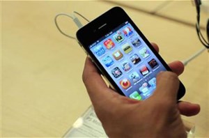 Apple tìm kỹ sư ăngten sau lỗi iPhone 4 mất sóng 