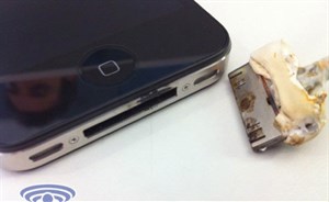 iPhone 4 phát lửa làm bỏng tay người dùng 