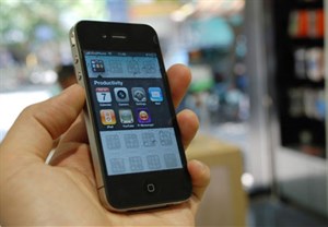 "iPhone 4 ở VN là biểu tượng khoe của"