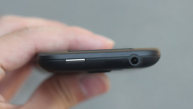 ‘Đập hộp’ HTC Chacha màu đen ở VN