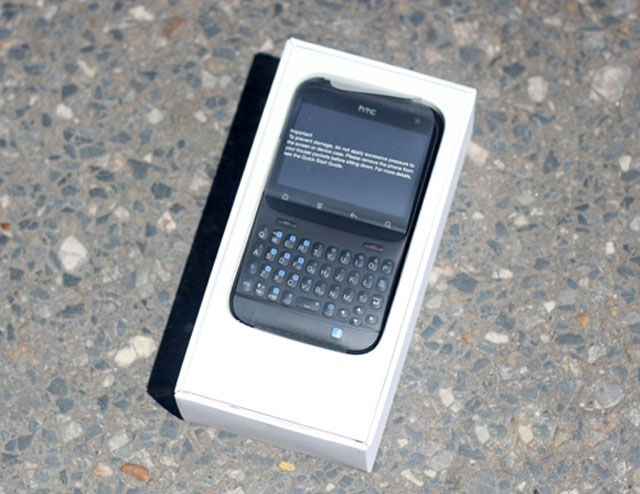 ‘Đập hộp’ HTC Chacha màu đen ở VN