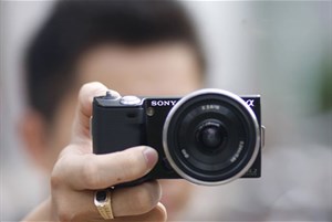 Sony NEX bị Olympus 'vượt mặt' vì thiếu ống kính