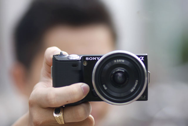 Sony NEX bị Olympus 'vượt mặt' vì thiếu ống kính