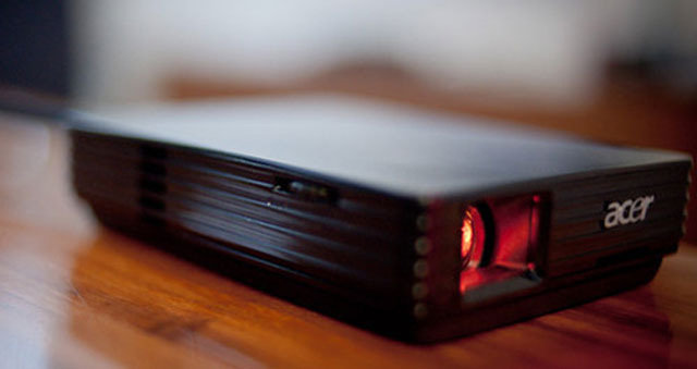 Máy chiếu 'tí hon' phát hình trực tiếp từ tablet