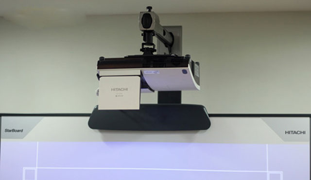 Máy chiếu khoảng cách 'siêu gần' của Hitachi về VN