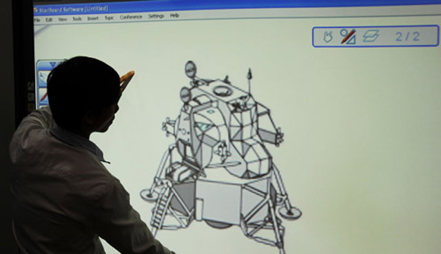 Máy chiếu khoảng cách 'siêu gần' của Hitachi về VN