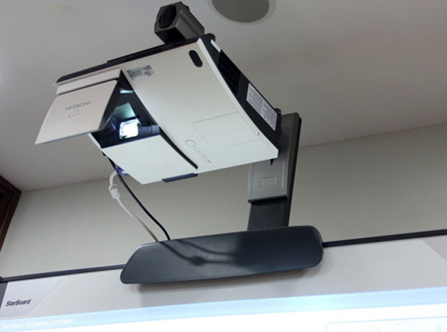 Máy chiếu khoảng cách 'siêu gần' của Hitachi về VN