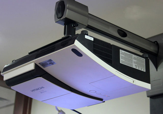 Máy chiếu khoảng cách 'siêu gần' của Hitachi về VN