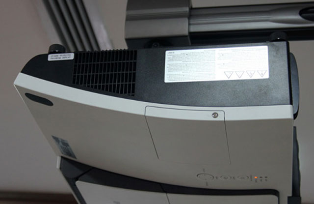 Máy chiếu khoảng cách 'siêu gần' của Hitachi về VN