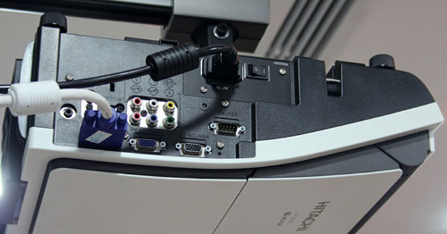 Máy chiếu khoảng cách 'siêu gần' của Hitachi về VN