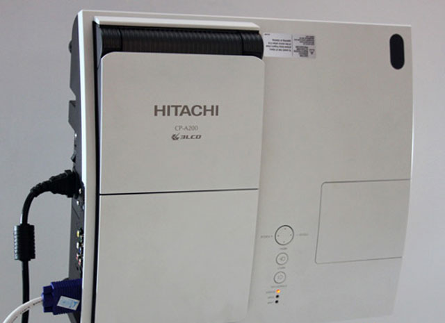 Máy chiếu khoảng cách 'siêu gần' của Hitachi về VN