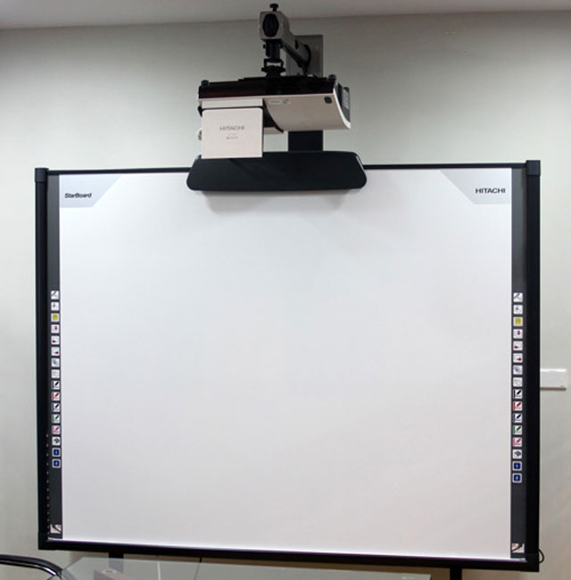 Máy chiếu khoảng cách 'siêu gần' của Hitachi về VN