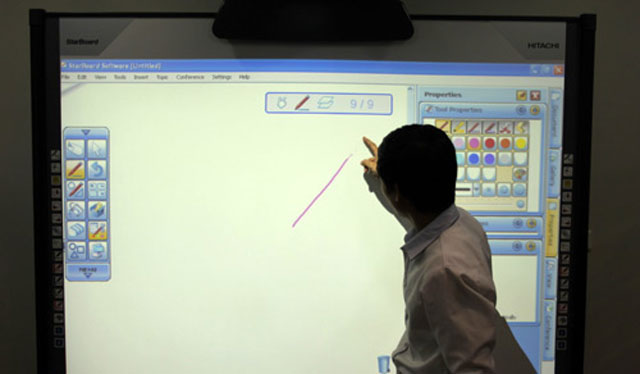 Máy chiếu khoảng cách 'siêu gần' của Hitachi về VN