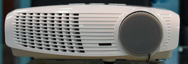 Ảnh máy chiếu Optoma Full HD 'giá mềm'