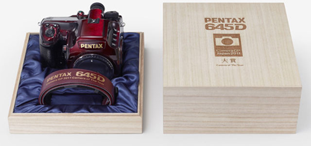 Pentax ra mắt 645D bản đặc biệt màu đỏ sơn mài
