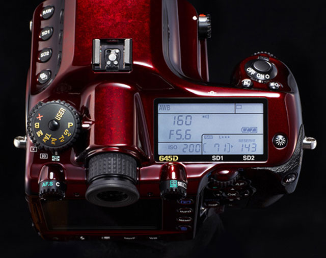 Pentax ra mắt 645D bản đặc biệt màu đỏ sơn mài